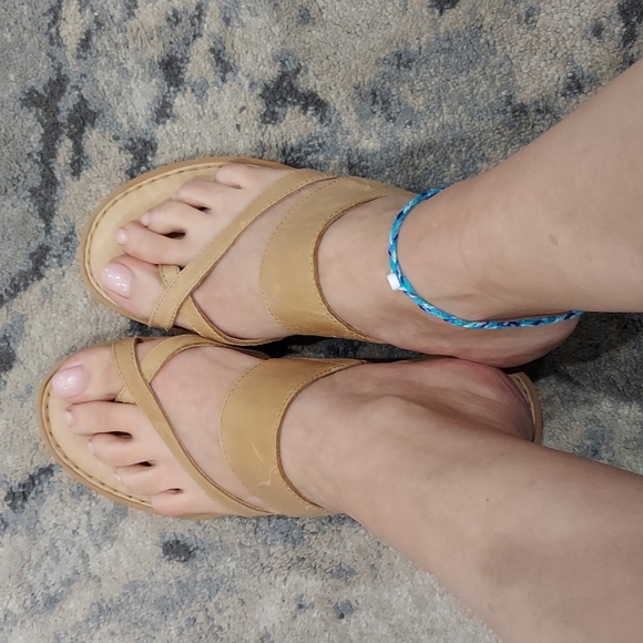 Well worn sandals - Picture 2 of 4